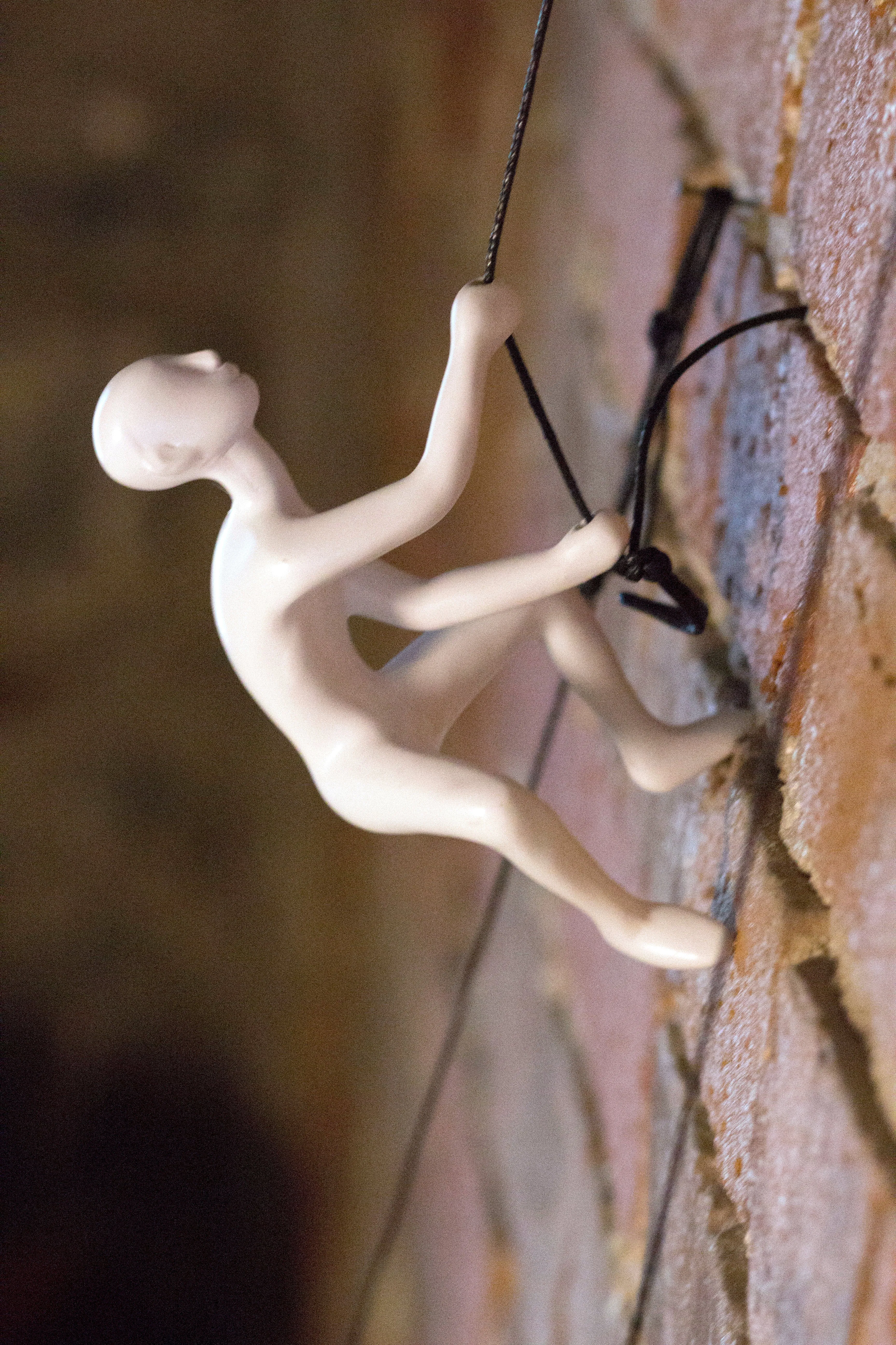 Climbing Man Home Decor Classic Wall-Art Sculpture - WHITE