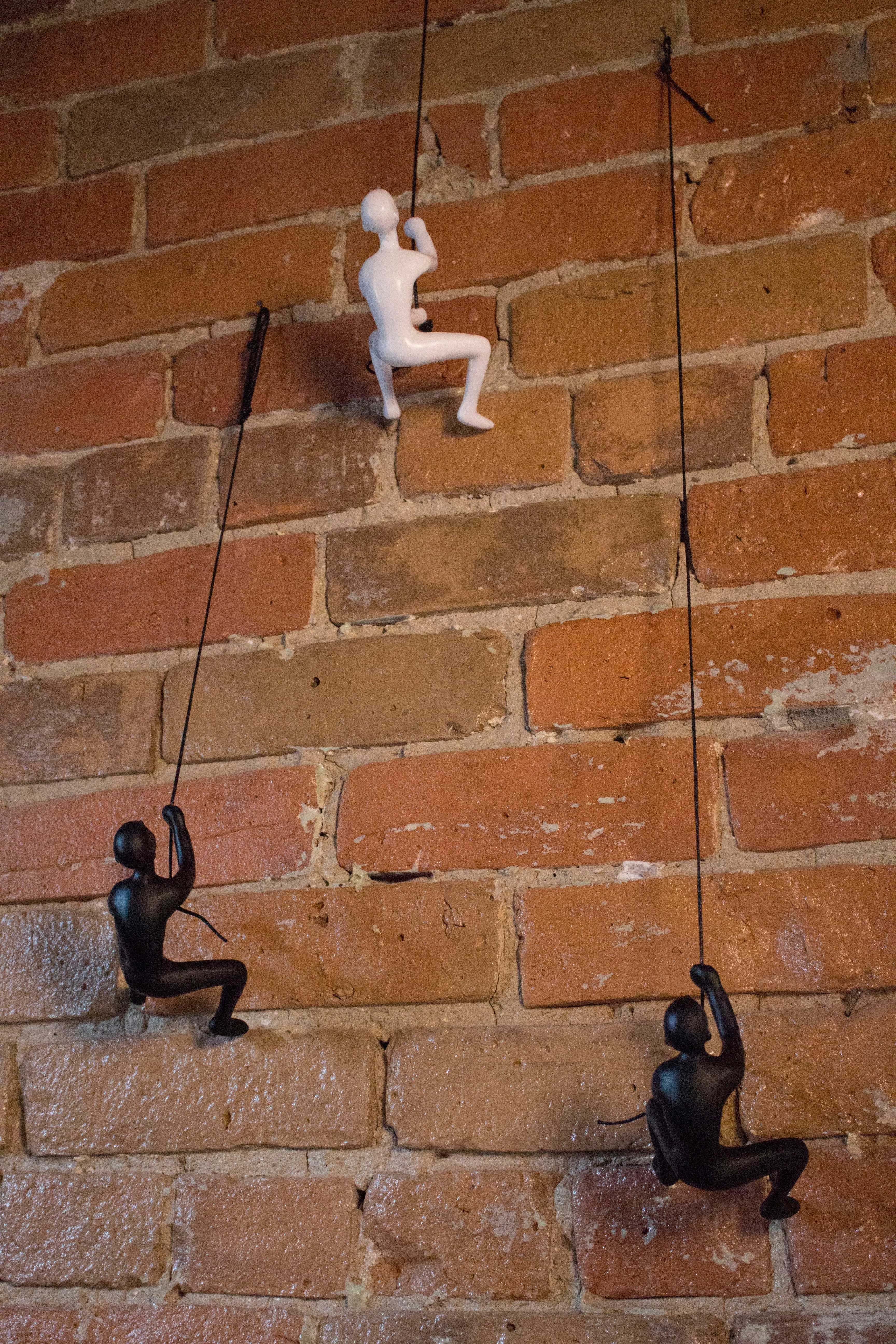 Climbing Man Home Decor Classic Wall-Art Sculpture - WHITE