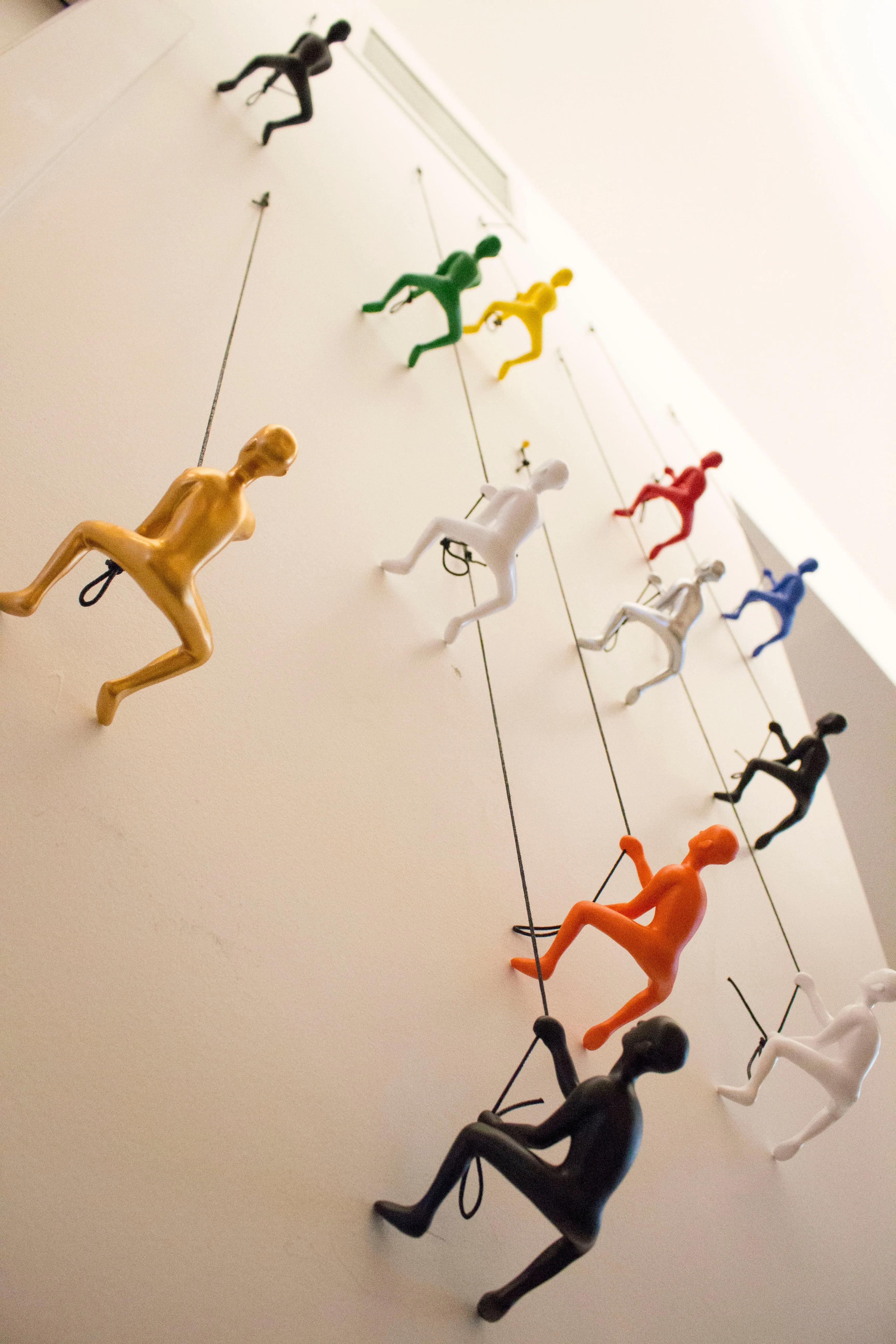 Climbing Man Home Decor Classic Wall-Art Sculpture - WHITE