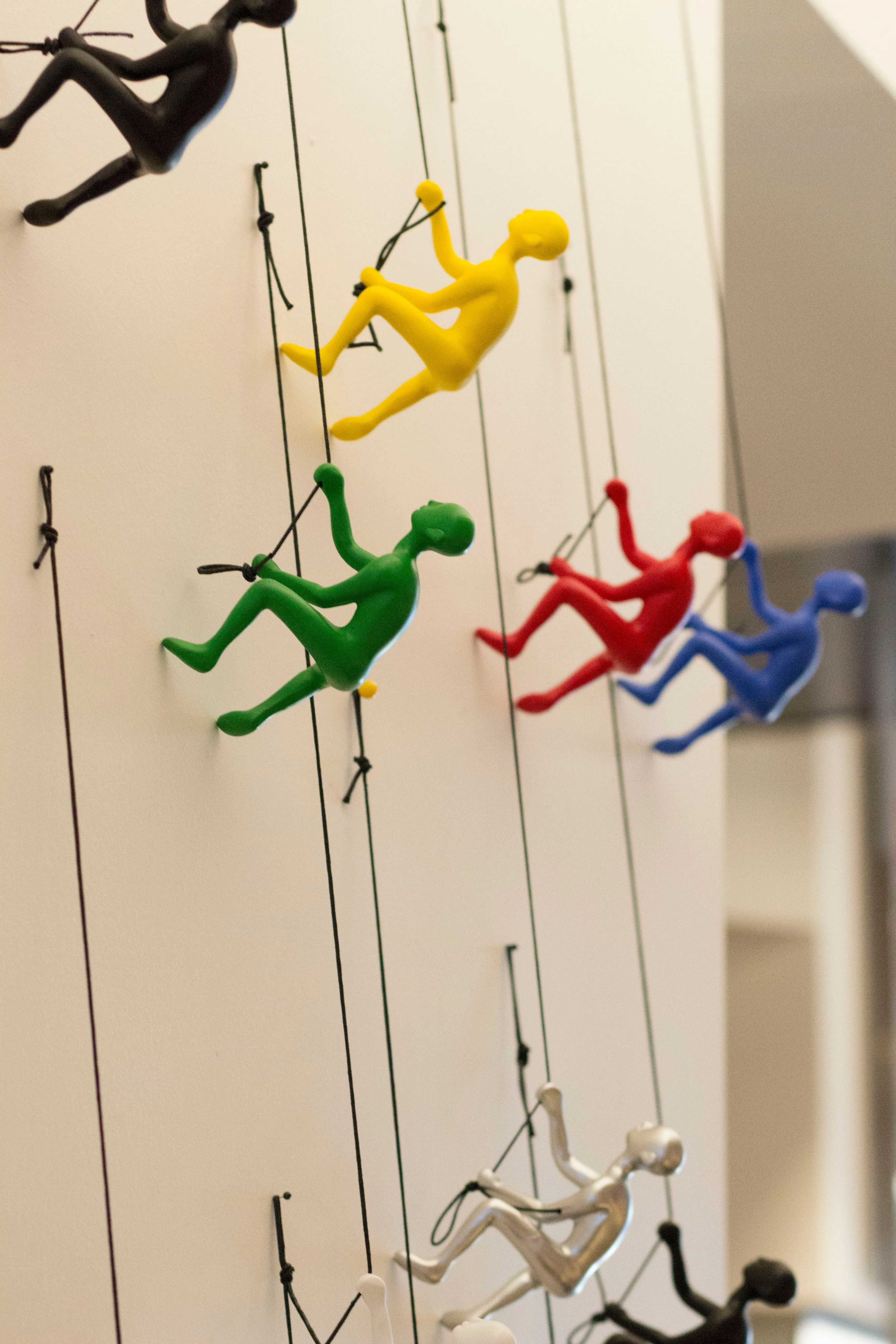 Climbing Man Home Decor Classic Wall-Art Sculpture - WHITE